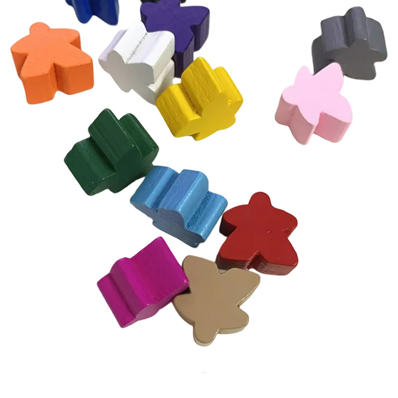 Wielokolorowe drewniane akcesoria do gry w pionki meeple