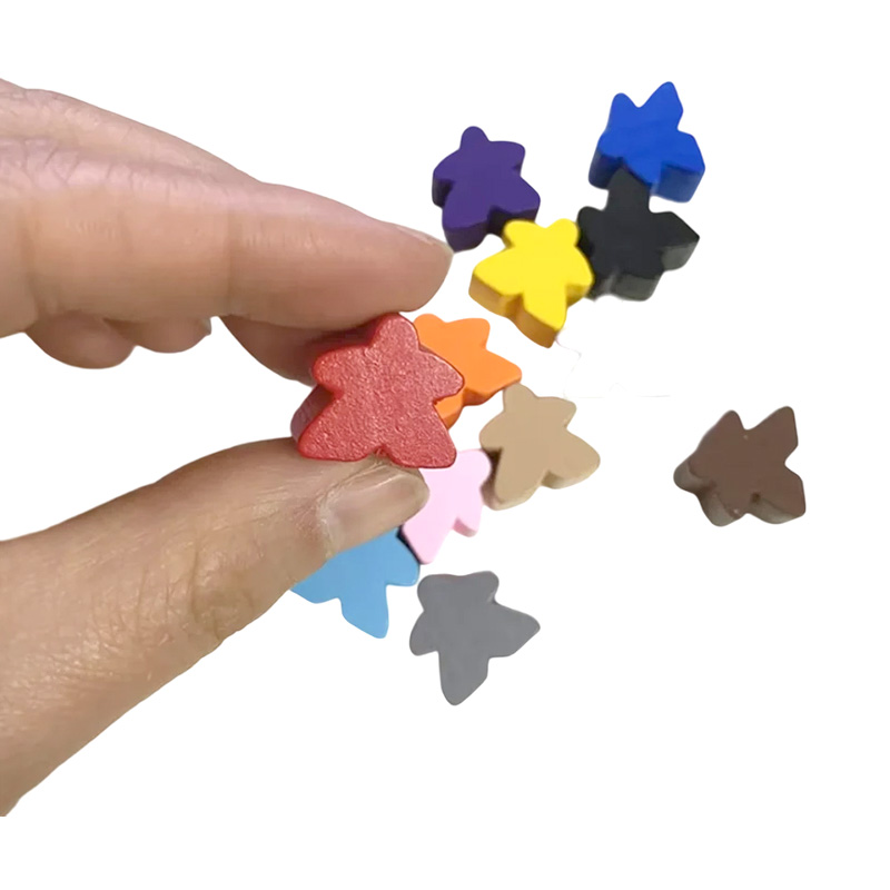 Wielokolorowe drewniane akcesoria do gry w pionki meeple