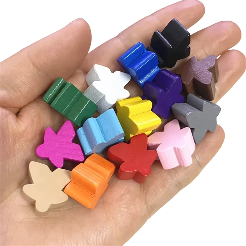 Wielokolorowe drewniane akcesoria do gry w pionki meeple