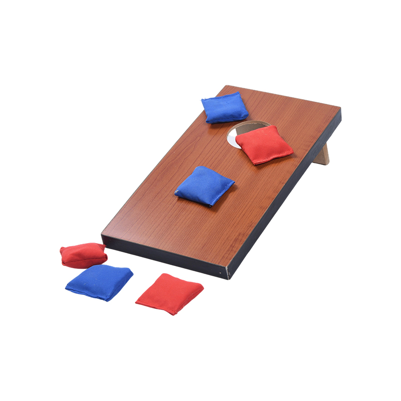Gra w rzucanie drewnem Cornhole