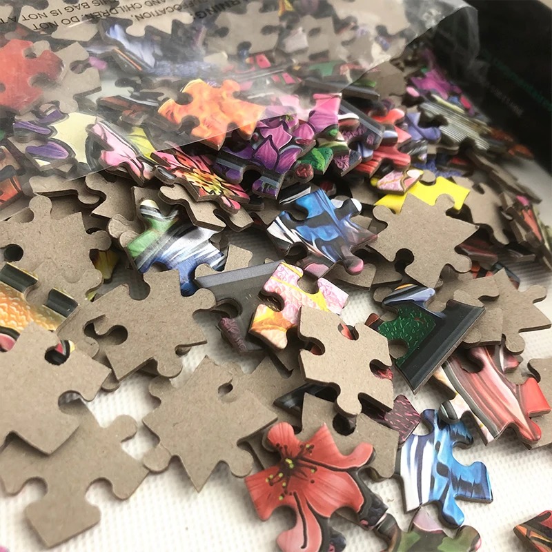 Zestaw wielokolorowych puzzli - kolekcja klasycznych akcesoriów do układanek