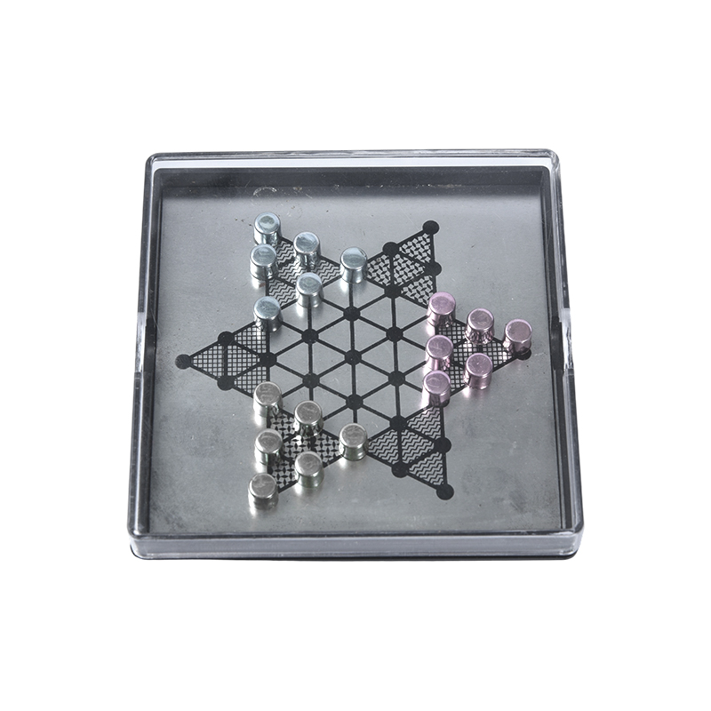 Magnetyczne metalowe szachy skokowe w przezroczystym akrylowym pudełku