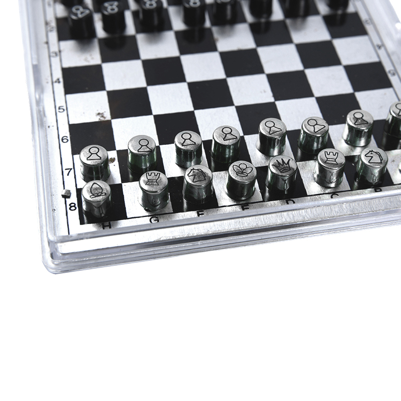 Magnetyczne metalowe szachy międzynarodowe w przezroczystym akrylowym pudełku